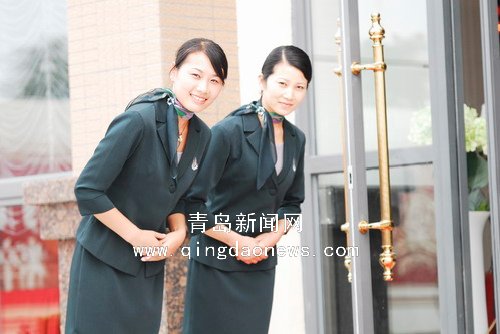 中海物业漂亮的礼仪岗服务员