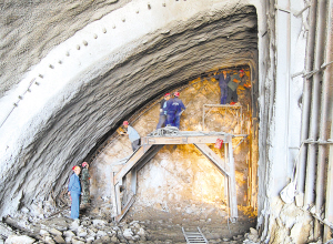 工人们正在云南路主隧道暗洞内安装格栅钢拱架