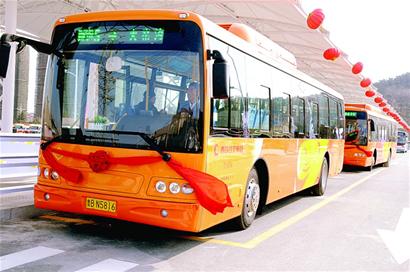 隧道公交直通胶南 灵山卫公交枢纽站昨投入使