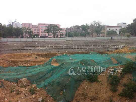 糖球广场旁保利里院里五期地块,现状是个大坑 糖球广场旁保利里院里五期地块,现状是个大坑