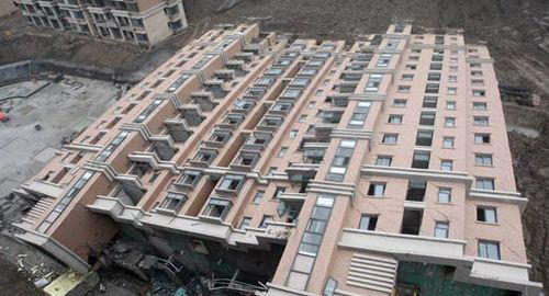 上海住宅楼倒塌续 开发商资质早已过期(图)