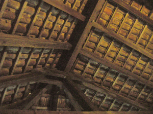     楼内屋顶木结构已经有百年历史.