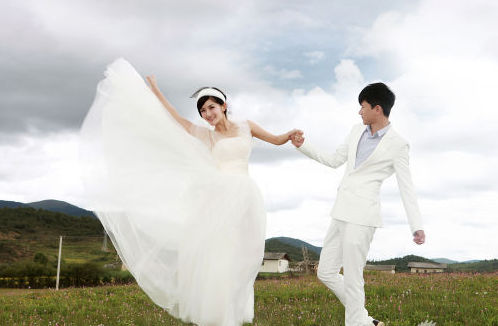 张杰谢娜婚纱照曝光 婚礼地香格里拉特色民居