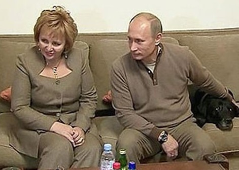 普京夫妇身穿情侣装 罕见家居卖萌照耍宝摆酷