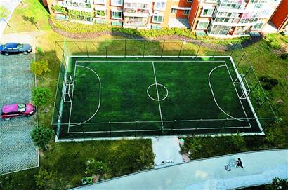 四方打造8分钟健身圈小区铺草皮建笼式足球场