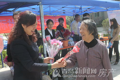 12海尔东城国际万海物业举办母亲节送花祝福活动