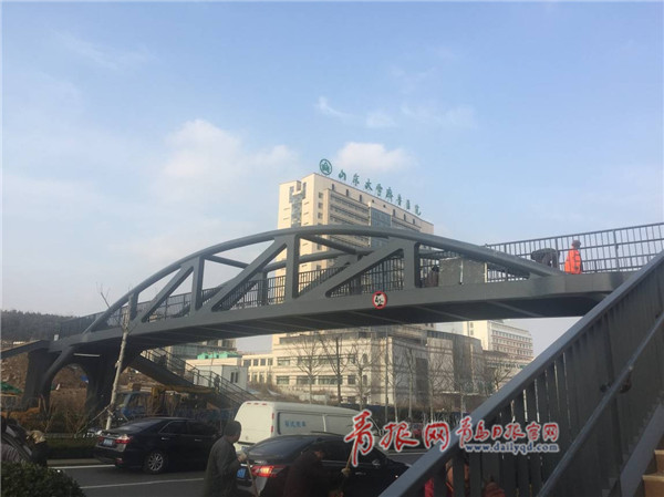 合肥路齐鲁医院天桥